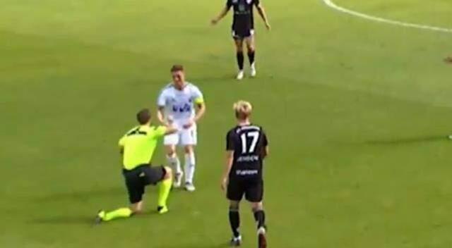 Çaldığı hatalı düdük sonrası kahroldu! Avantajı oynatmayan hakem pişmanlıktan kendini yerlere attı