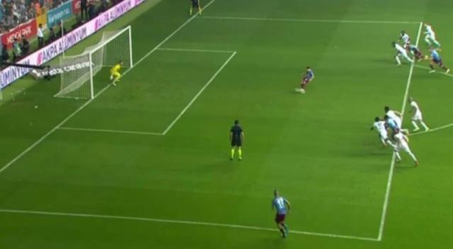 Türkiye, hakem Yaşar Kemal Uğurlu'yu konuşuyor! Adana Demirspor-Trabzonspor maçında verdiği karar olay oldu