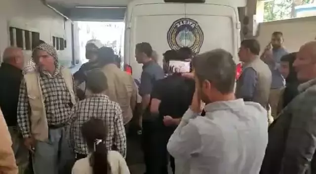 Şanlıurfa'da araca kilitlenen çocuk korumaya alındı; zabıtaya soruşturma