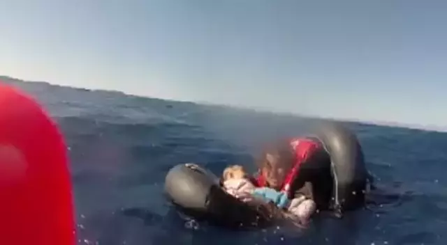 Kucağındaki bebekle Sahil Güvenlik tarafından kurtarıldı