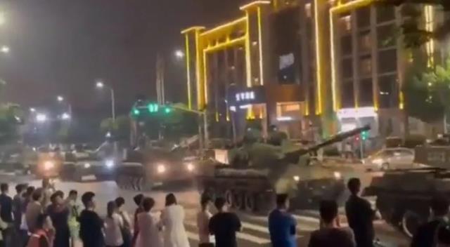 Banka krizi Çin'i felakete sürüklüyor! Güvenlik güçleriyle çıkan arbede sonrası şube önüne tanklar konuşlandırıldı