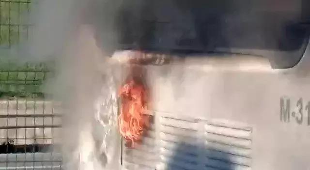 Kadıköy'de metrobüste çıkan yangın paniğe neden oldu! Yolcular can havliyle kendini dışarı attı