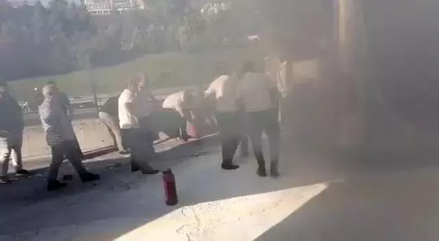 Kadıköy'de metrobüste çıkan yangın paniğe neden oldu! Yolcular can havliyle kendini dışarı attı