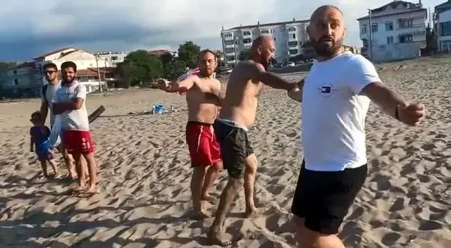 Plajda şortunu indirdiği için linç edilmek istenen şahıs, denizde yüzerek kaçmaya çalıştı