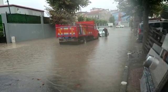 İstanbul'da sağanak yağışa teslim! Esenyurt'ta araçlar mahsur kaldı, evleri su bastı