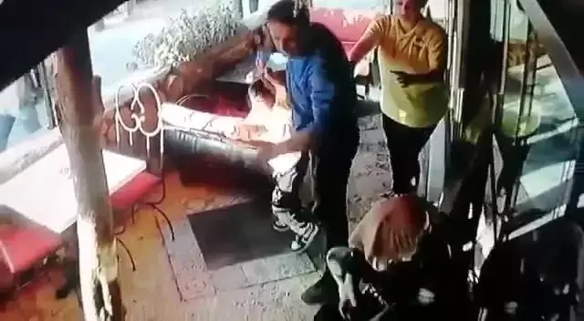 Bu neyin öfkesi? Tartıştığı eşini, çocuğunun gözleri önünde öldüresiye dövdü