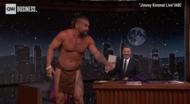 Ünlü oyuncu, sunucunun sorusuna cevap vermek için canlı yayında pantolonunu indirdi