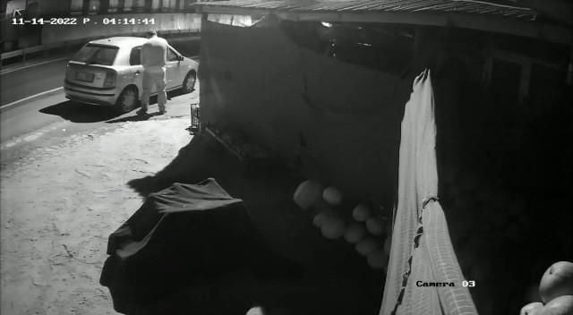 Pişkinliğin böylesi! İstanbul'da manavdan meyve çalan hırsız idrarını yapıp kaçtı