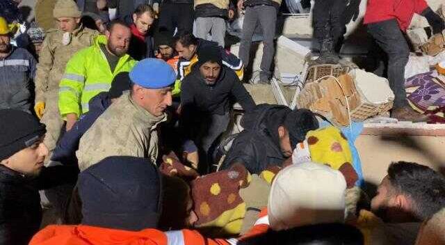 Hatay'da 42 saat sonra enkazdan kurtarılan Fatma teyze: 'Hepinizi çok seviyorum'