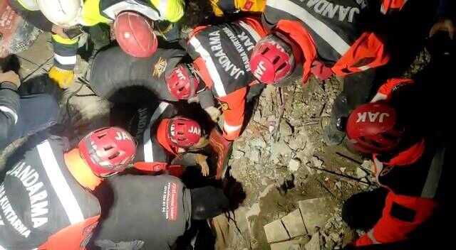 Hatay'da JAK ekipleri 76. saatte küçük kızı enkazdan sağ çıkardı