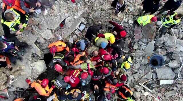 Son Dakika: Antakya'da depremin 182'nci saatinde 13 yaşındaki Kaan enkazdan sağ çıkarıldı