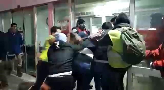 İskenderun'da gözaltına alınan hırsızlık ve yağma şüphelileri linç edilmek istendi