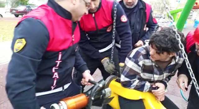 Eğlenmek için bindiği salıncak adeta kabusu oldu