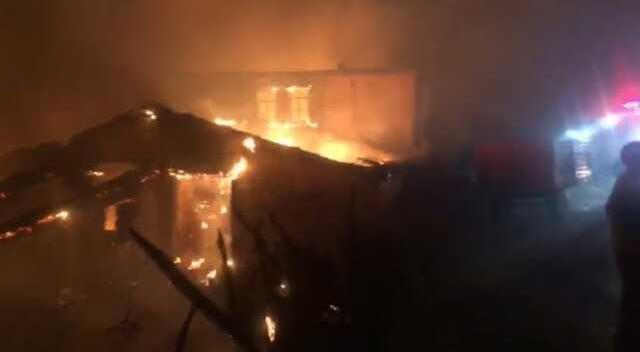 Çanakkale'de alevlerin ulaştığı Yağcılar köyü tahliye edildi! Onlarca ev alev alev yanıyor
