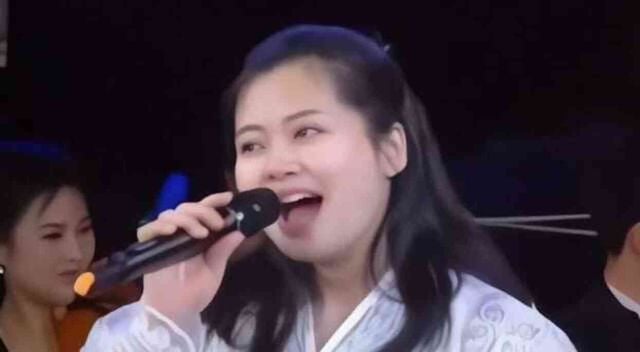 Kuzey Kore lideri Kim Jung-Un, sevgilisi olduğu iddia edilen pop yıldızı Hyon Song-wol ile görüntülendi