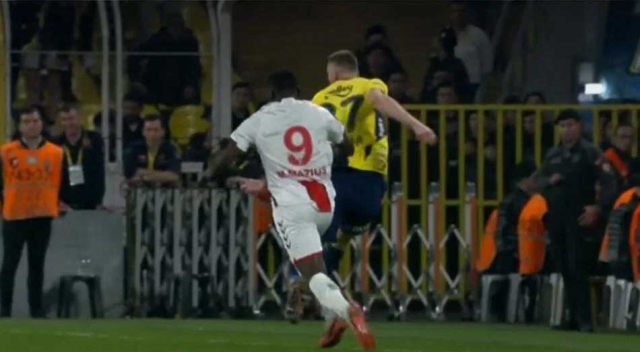 Kırmızı kart doğru mu? Eski hakemler, maça damga vuran karar için tek görüşte birleşti