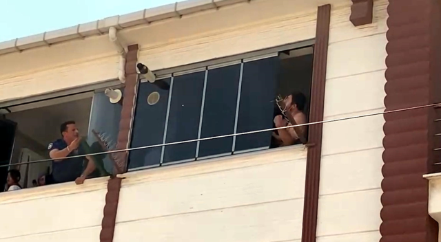 Böyle baba olmaz olsun! 4 aylık çocuğunu balkondan atmaya kalktı