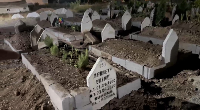 Mezarlığa gelen aile, babalarının kabrini yerinde bulamadı