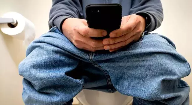 Tuvalette telefon kullananlar için büyük risk: Uzmanlar uyardı