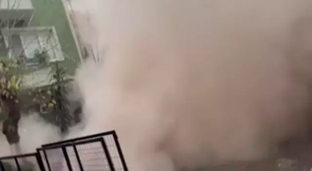 Yıkılan 4 katlı binanın en üst katı ayakta kaldı