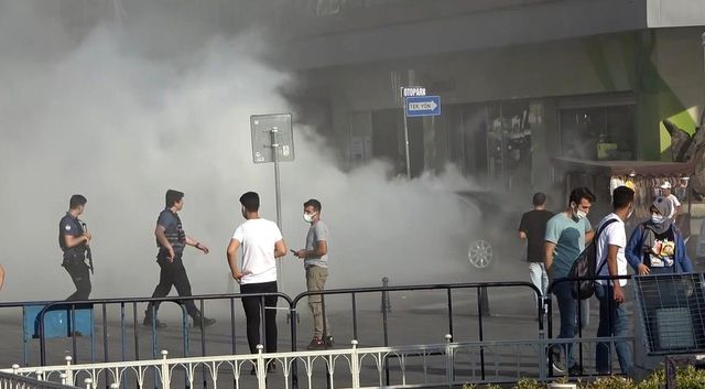 Arıza yapan ticari taksi Taksim Meydanı'nı dumana boğdu
