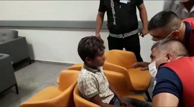 Balık tutma keyfi hastanede bitti! Çocuğun kaşına saplanan kancayı itfaiye görevlisi çıkardı