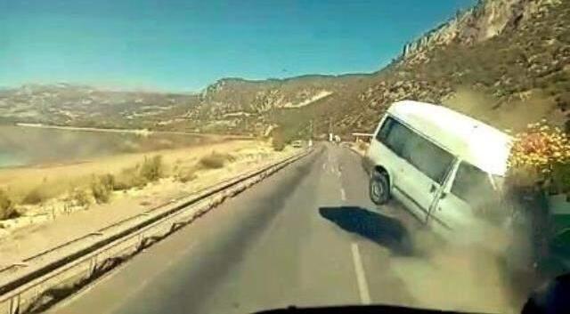Minibüs ile kamyonet kafa kafaya çarpıştı, feci kaza araç kamerasına yansıdı
