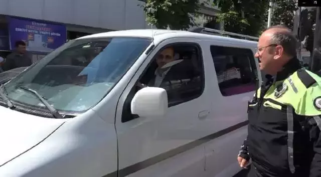 Pişkin sürücü tüm Çorum trafiğini kilitledi! Ceza yazmaya gelen polisin sözleri herkesi güldürdü