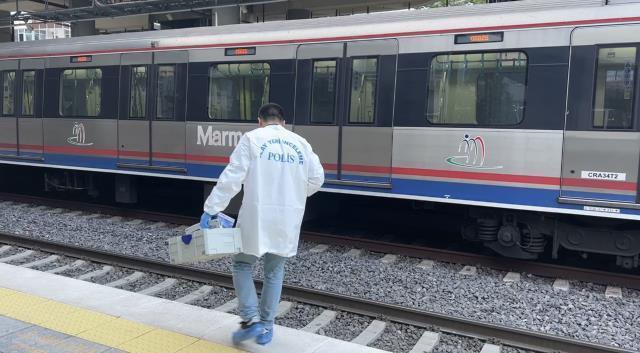 Son Dakika: İstanbul'da feci olay! Marmaray Bostancı durağında bir genç raylara atlayarak intihar etti