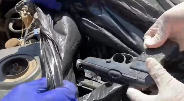 Ekiplerin aradığı otomobilden 14 tabanca çıktı