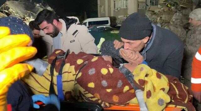 Hatay'da 42 saat sonra enkazdan kurtarılan Fatma teyze: 'Hepinizi çok seviyorum'
