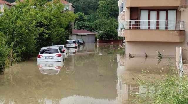 Sel ve heyelan nedeniyle hayat felç olduğu Karadeniz'de 13 il için yeni uyarı var