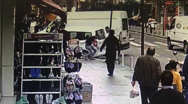 Şiddet gördüğü kocasını sokak ortasında göğsünden bıçakladı