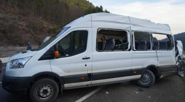 Akıllara durgunluk veren kaza, minibüs kağıt gibi yırtıldı: 1 ölü, 4 yaralı