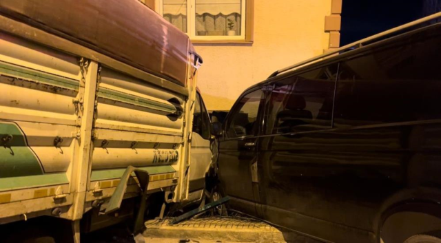 Bursa'da lodos nedeniyle kayan kamyonet bir evin salonuna girdi