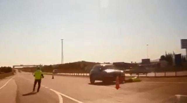 'Dur' ihtarına uymayıp polise çarpan sürücü menfezde yakalandı