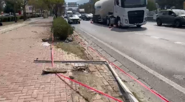 Lastiği patlayan araç metroya daldı, merdivenlerde sıkıştı