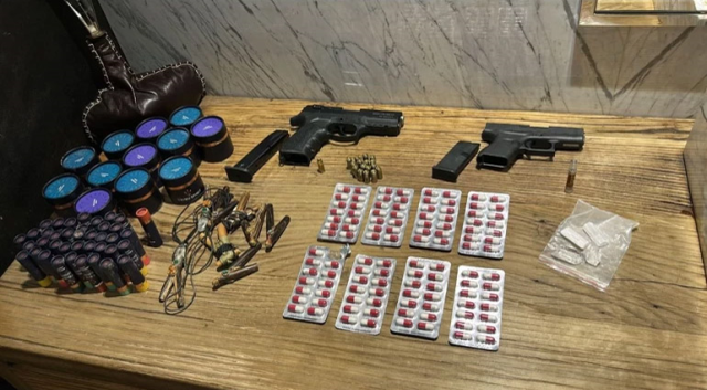 Ünlülülere uyuşturucu operasyonunda evlerden çıkanlara bakın