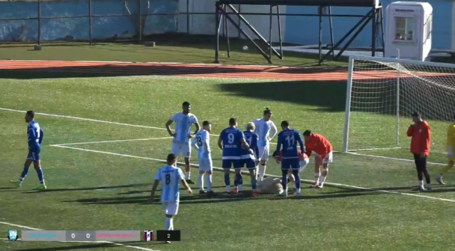 Maçta sahaya giren köpeğin yaptığı şey görenleri hayrete düşürdü