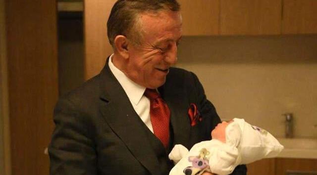 Ağaoğlu, Dede Olduğu Haberini Alır Almaz Hastaneye Koştu! İşte Torunun İlk Görüntüleri