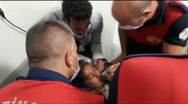 Balık tutma keyfi hastanede bitti! Çocuğun kaşına saplanan kancayı itfaiye görevlisi çıkardı