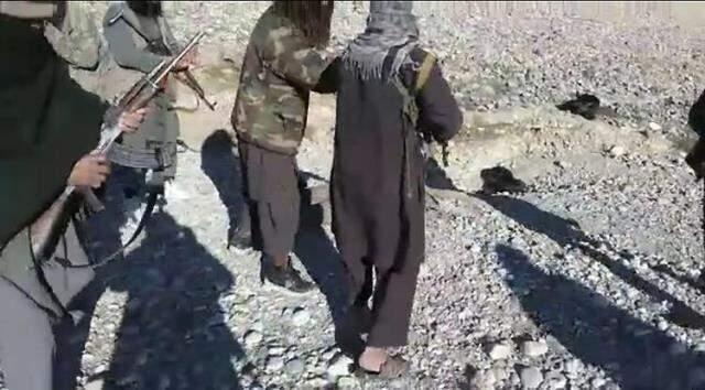 Taliban'ın infazı tüyler ürpertti! Askerin başını kesip kutlama yaptılar