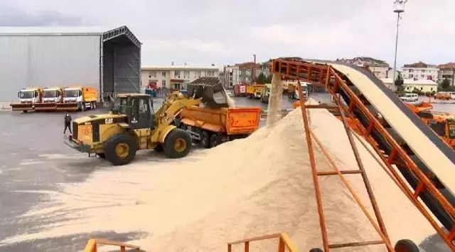 İstanbul'da kar seferberliği! İBB düğmeye bastı, kar küreme ve tuzlama araçları hazırda bekliyor