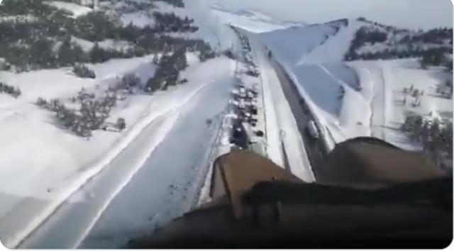 Peş peşe havalanan helikopterler Adana-Gaziantep yolunda mahsur kalan vatandaşlara kumanya ulaştırdı