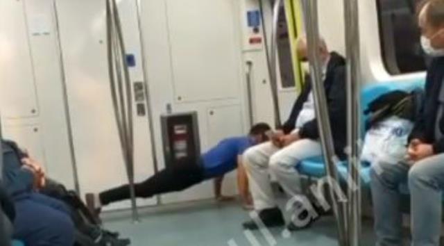 Marmaray'da anlam verilemeyen görüntüler! Biri şınav çekti, diğeri secdeye kapandı