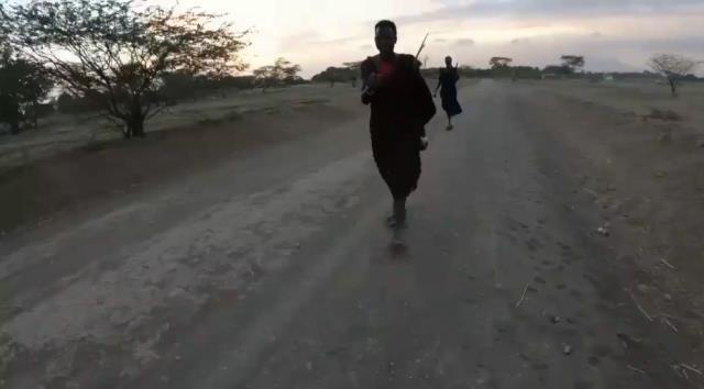 Afrika'ya giden Türk Youtuber tacize uğradı! Kabile gençleri cinsel organını işaret etti