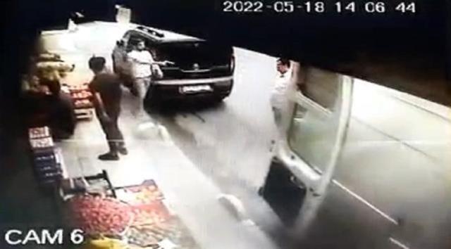 Bağcılar'da kız arkadaşını döven gence engel olmaya çalışan esnafın başına gelmeyen kalmadı