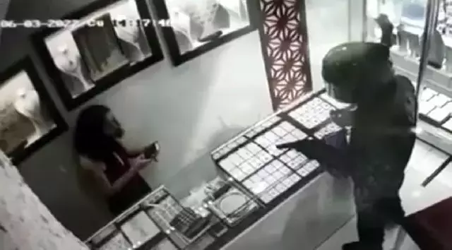 İzmir'de, kuyumcuya soygun girişimi kamerada