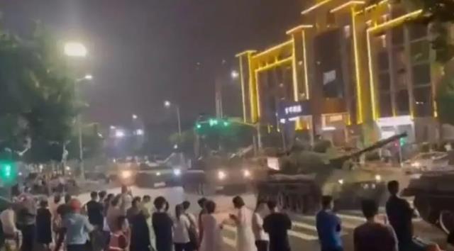 Banka krizi Çin'i felakete sürüklüyor! Güvenlik güçleriyle çıkan arbede sonrası şube önüne tanklar konuşlandırıldı