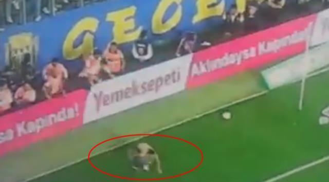Görüntüler ortaya çıktı! Futbolculara uçan tekme atan taraftar tribünden sahaya böyle atlamış